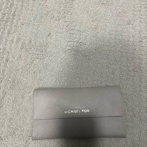 Michael Kors Women Pearl Grey Large Size Trifold Wallet